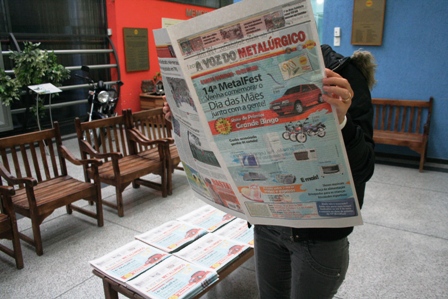 Edição 795 do jornal A Voz do Metalúrgico disponível na sede central do SMC